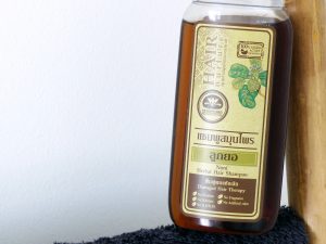 Shampoing naturel Noni Herbal Hait de la marque Khaokho Talaypu - Autour de Marine