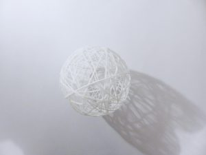 DIY centre de table boules en laine - Autour de Marine
