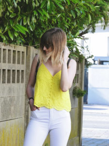 Look top jaune & jean blanc - Autour de Marine