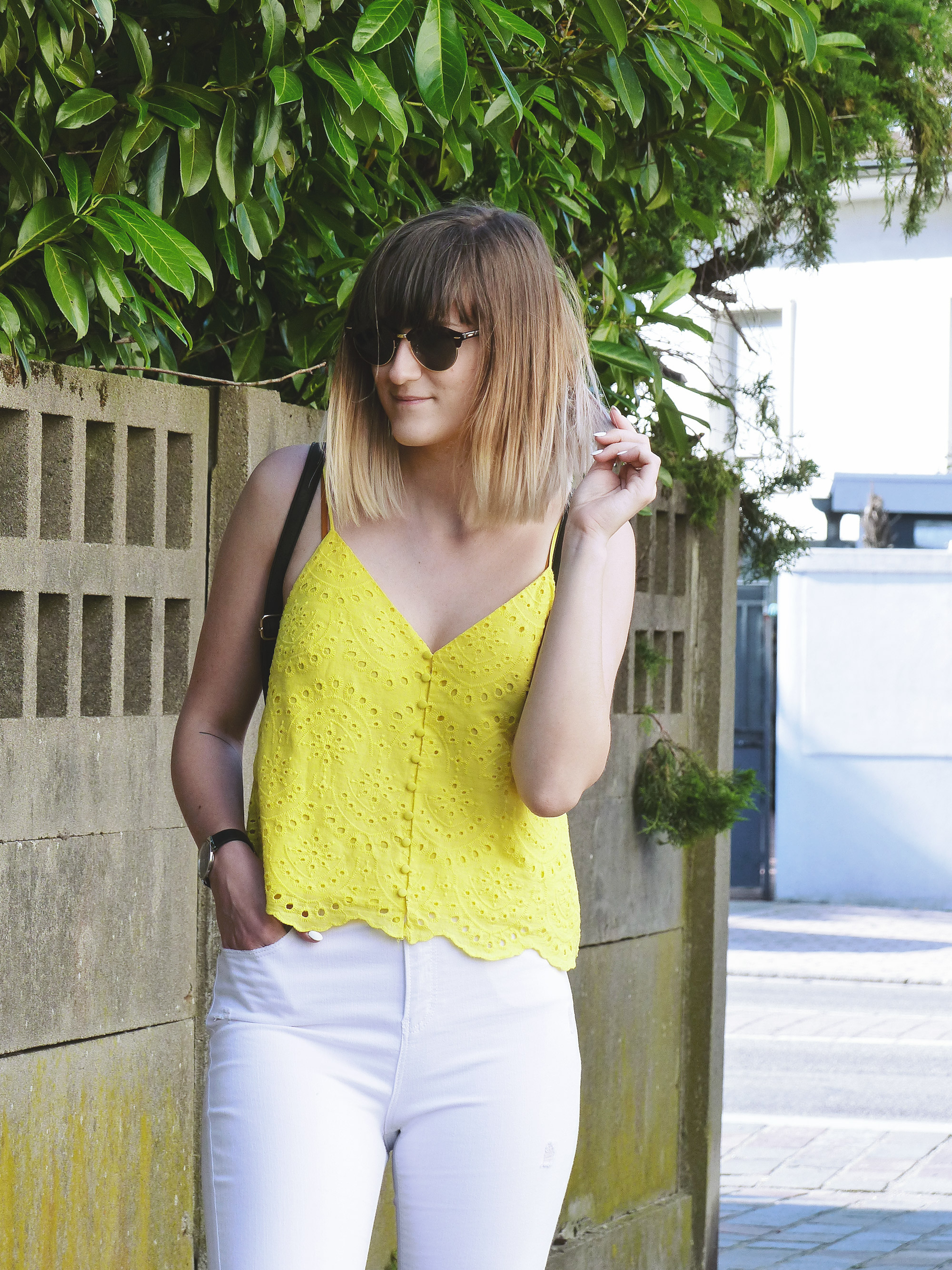 Look top jaune & jean blanc - Autour de Marine