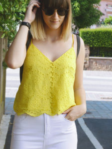 Look top jaune & jean blanc - Autour de Marine