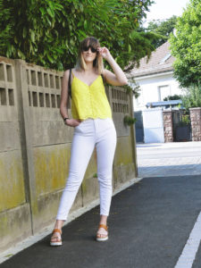 Look top jaune & jean blanc - Autour de Marine