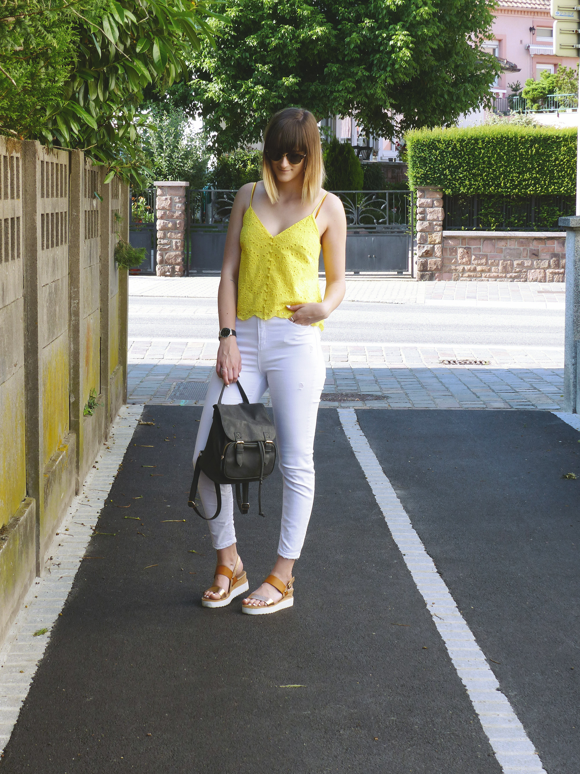 Look top jaune & jean blanc - Autour de Marine