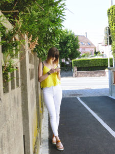 Look top jaune & jean blanc - Autour de Marine